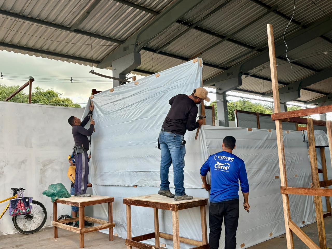 Foto de abrigos sendo montados no Parque de Exposições