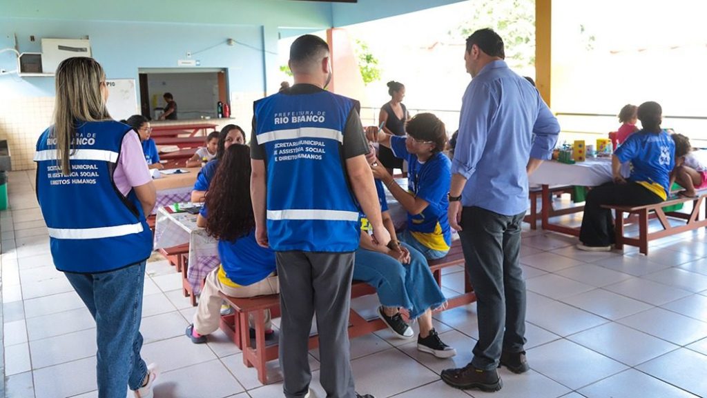 Prefeitura de Rio Branco reforça atendimento humanizado em abrigo municipal na Escola Álvaro Rocha 2 Atendimento integral a familias acolhidas no abrigo do bairro Conquista 11 e1767049171315