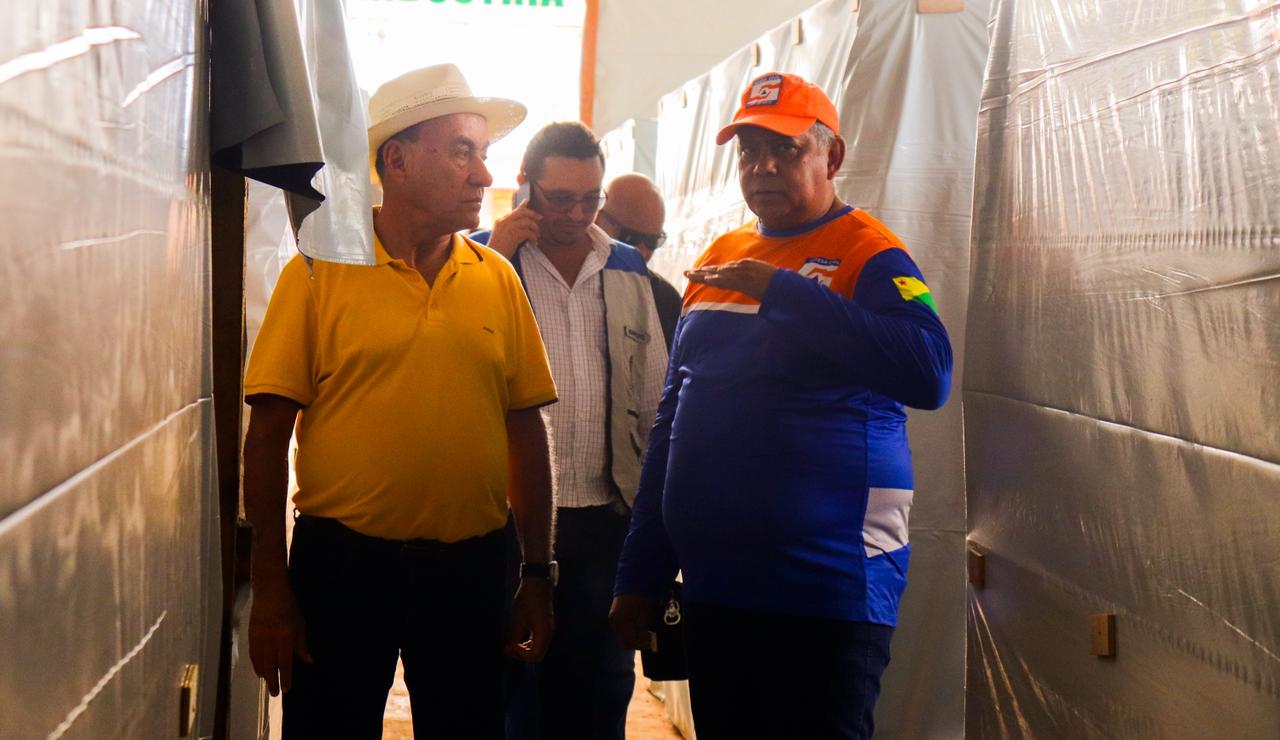 Foto do prefeito e de equipe no Parque de Exposições