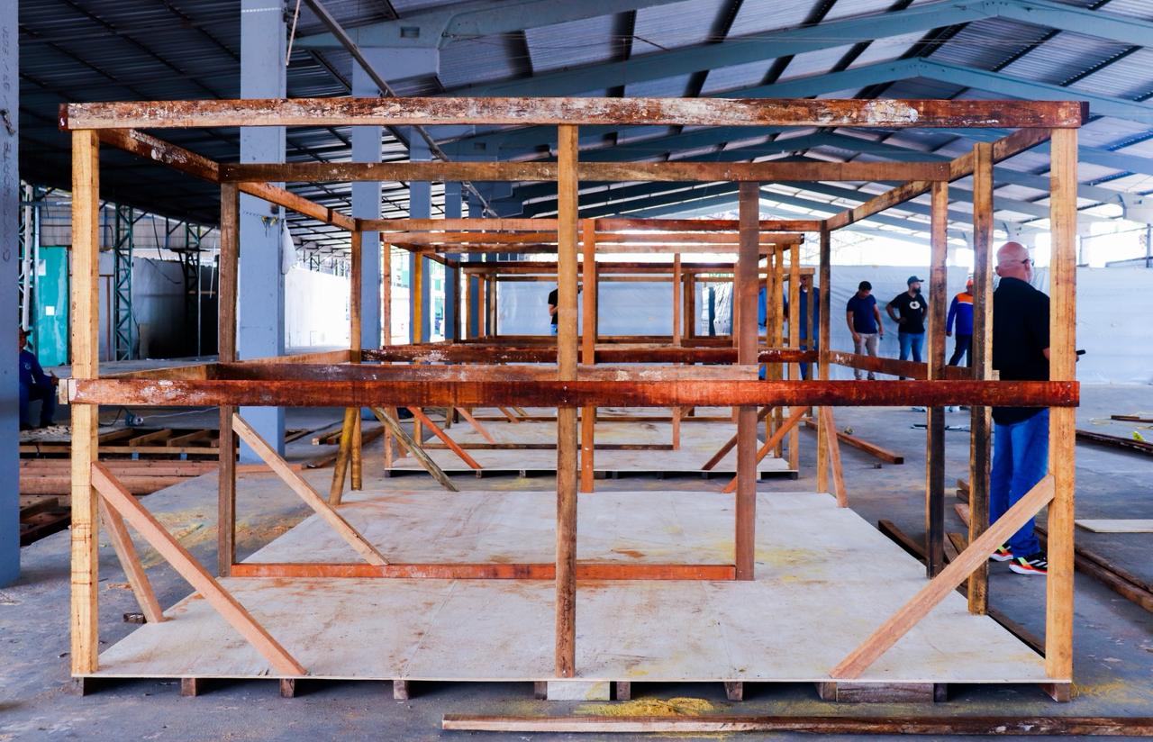 Foto dos boxes sendo construídos no Parque de Exposições