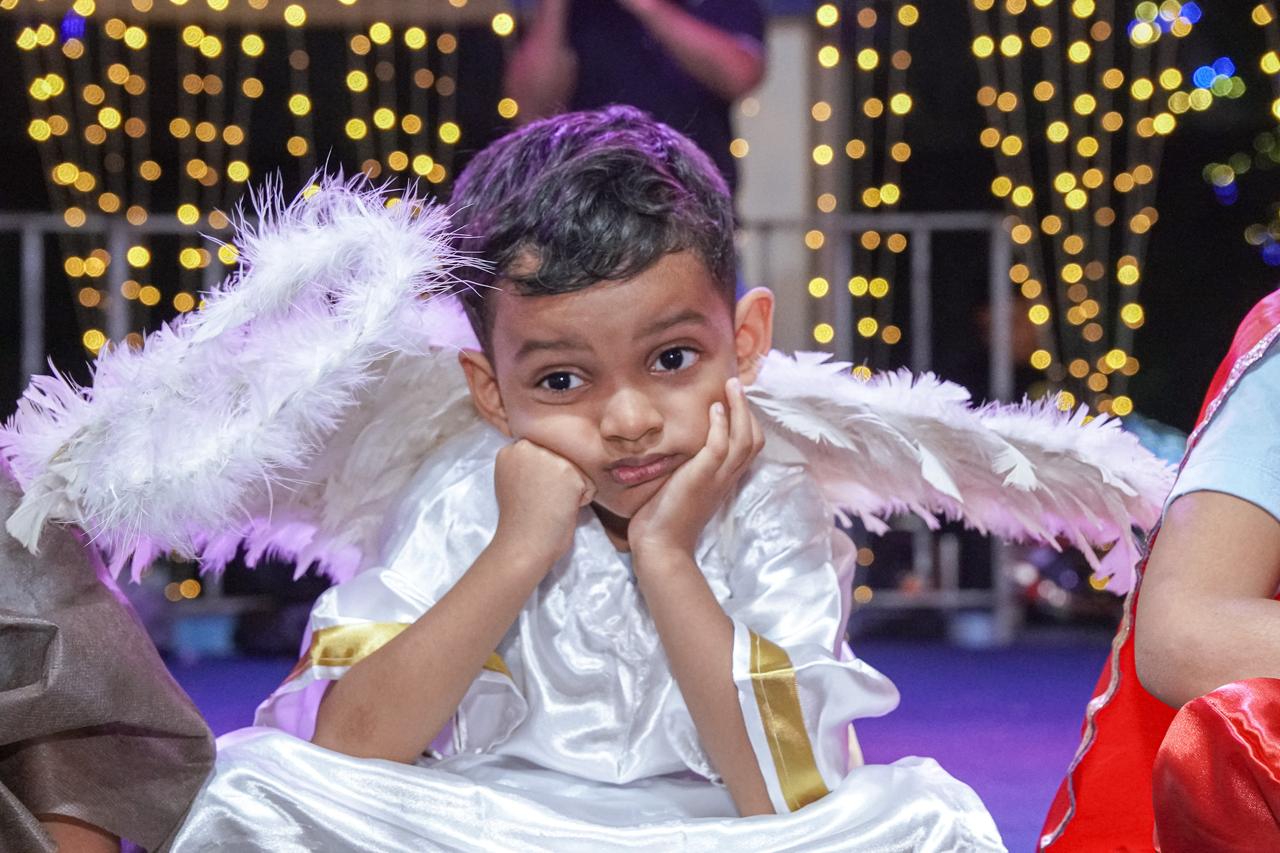 Foto de aluno vestidode anjinho