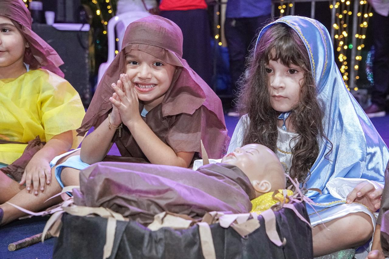 Foto de alunos vestidos de Maria e José