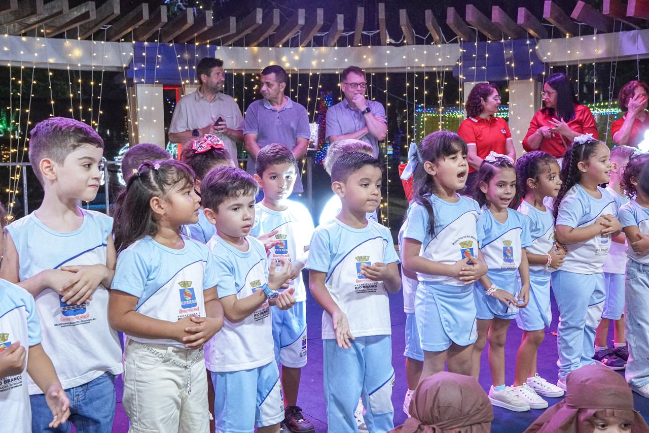 Foto de alunos do Menino Jesus