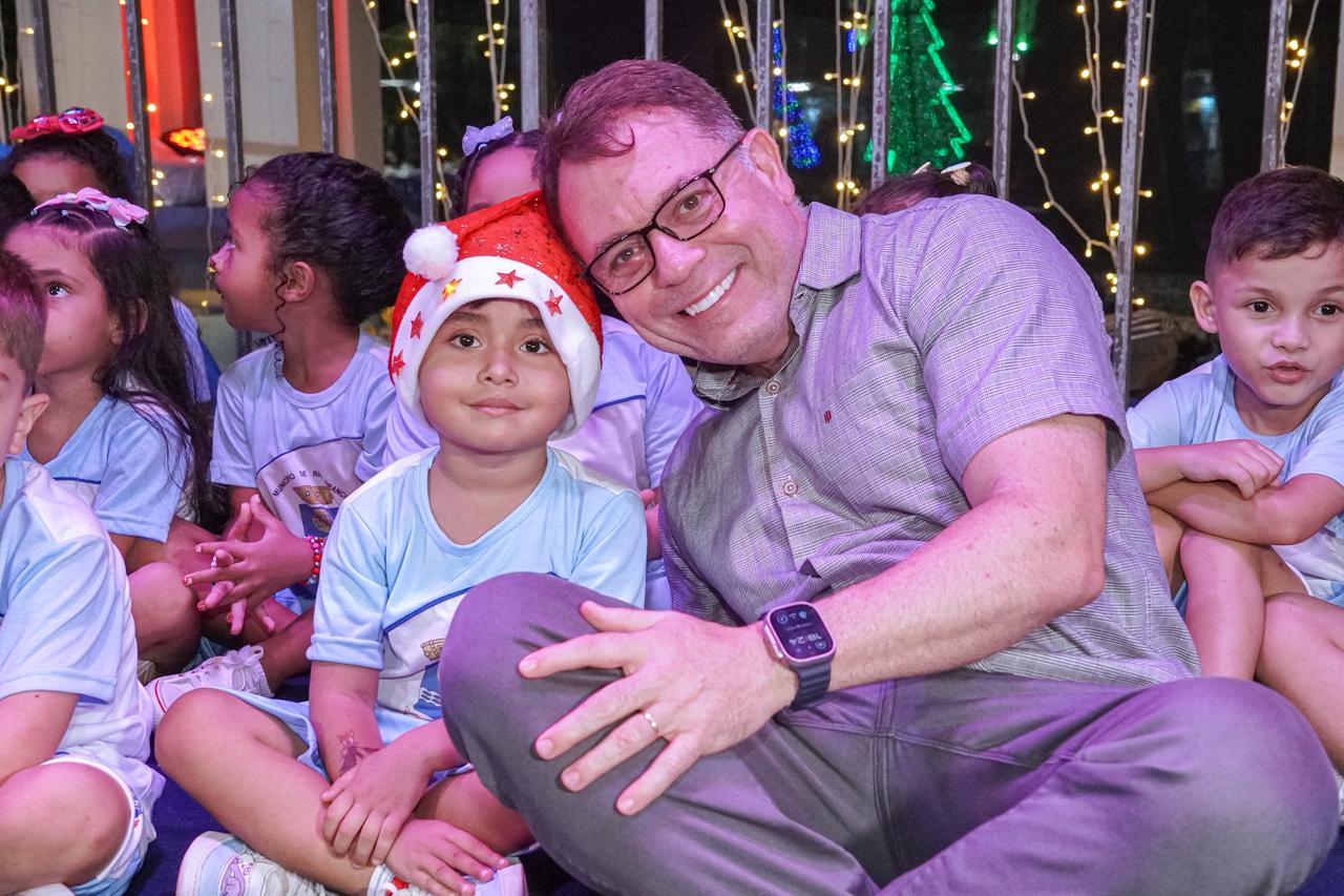 Foto de Alysson e aluno do Menino Jesus