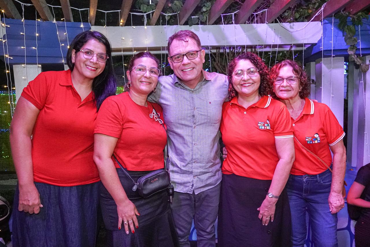 Foto das professoras e diretora da Escola Menino Jesus com o secretário Alysson Bestene