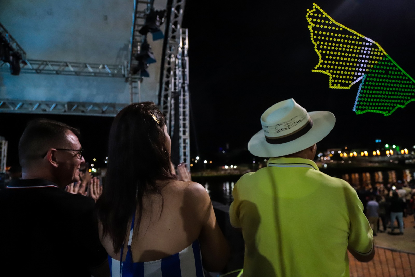 Foto do prefeito de Rio Branco, Tião Bocalom vendo os drones formando o mapa do Acre