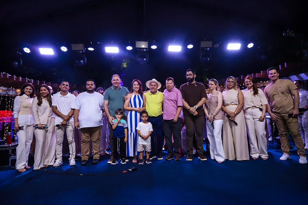 Foto do Coral Batista do Boque e autoridades