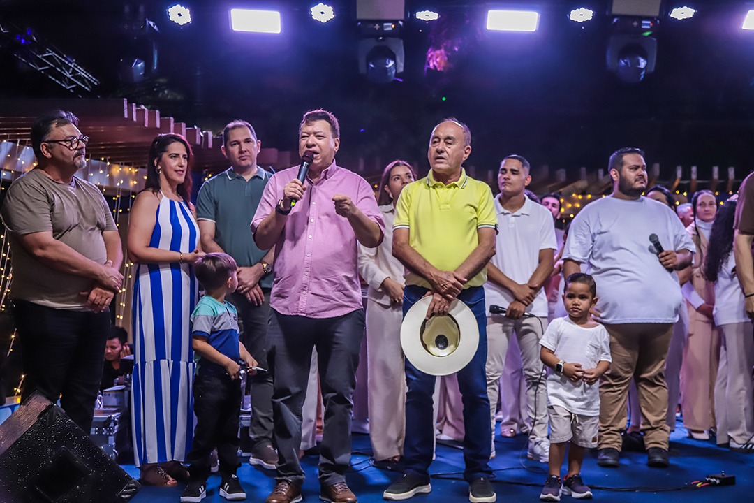 Foto do pastor Agostinho, o Prefeito de Rio Branco o coral e autoridades