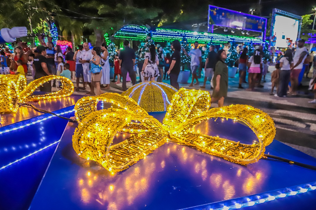 Foto da iluminação da Praça da Revolução