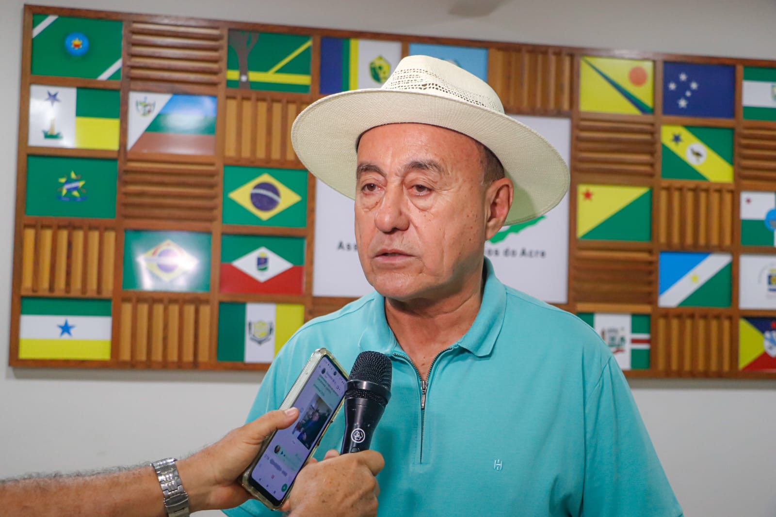 Durante assinatura o prefeito destacou que o CREA é o órgão responsável por fiscalizar e certificar as atividades de engenharia, garantindo que todos os serviços sejam realizados por profissionais habilitados. (Foto: Marcos Araújo/Secom)