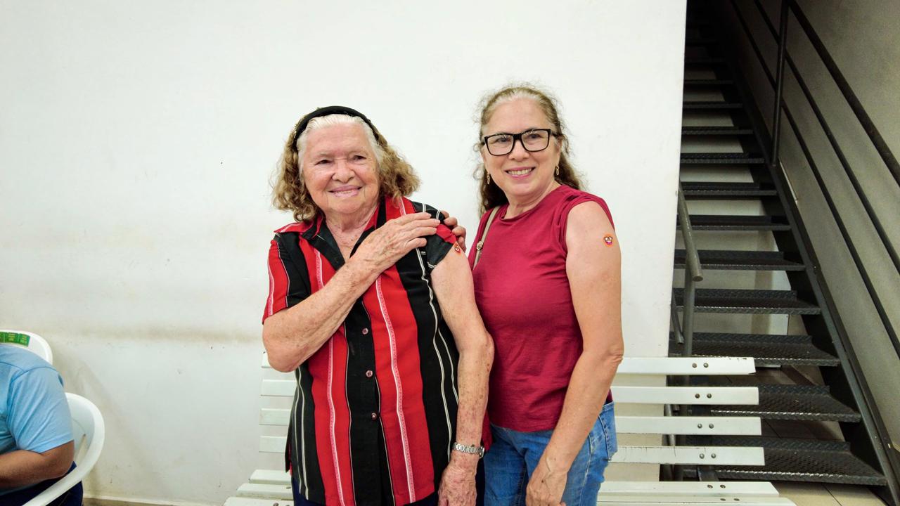 Letícia Nazaré, que acompanhou a mãe, Letícia Adelina, de 90 anos. Segundo ela, a idosa faz questão de manter todas as vacinas em dia e acompanha atentamente as campanhas pelas notícias. (Foto: Antônio Rodrigues/Secom)