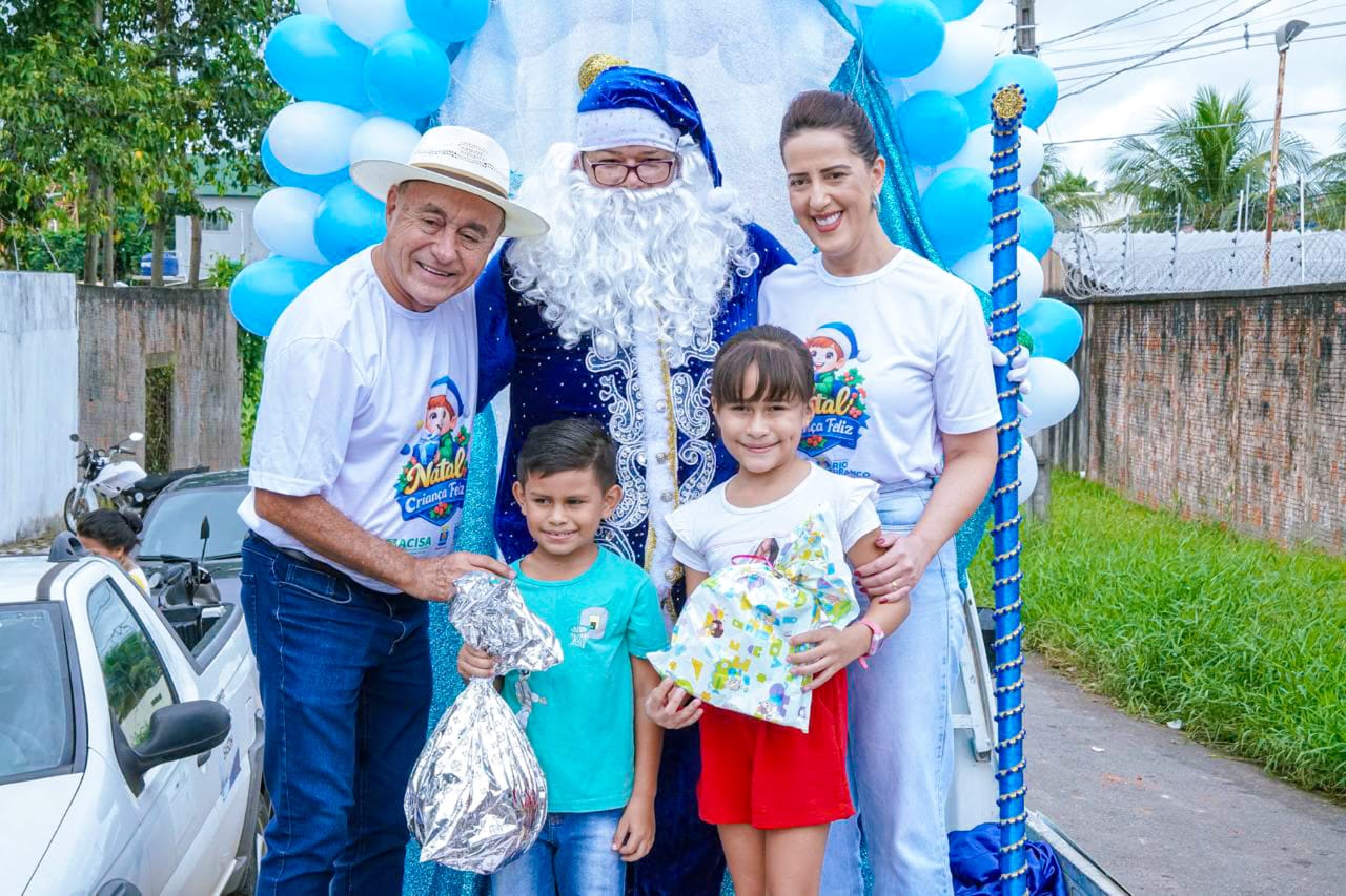 Foto do prefeito Tião Bocalom, Kelen Bocalom e o Papai Noel e crianças