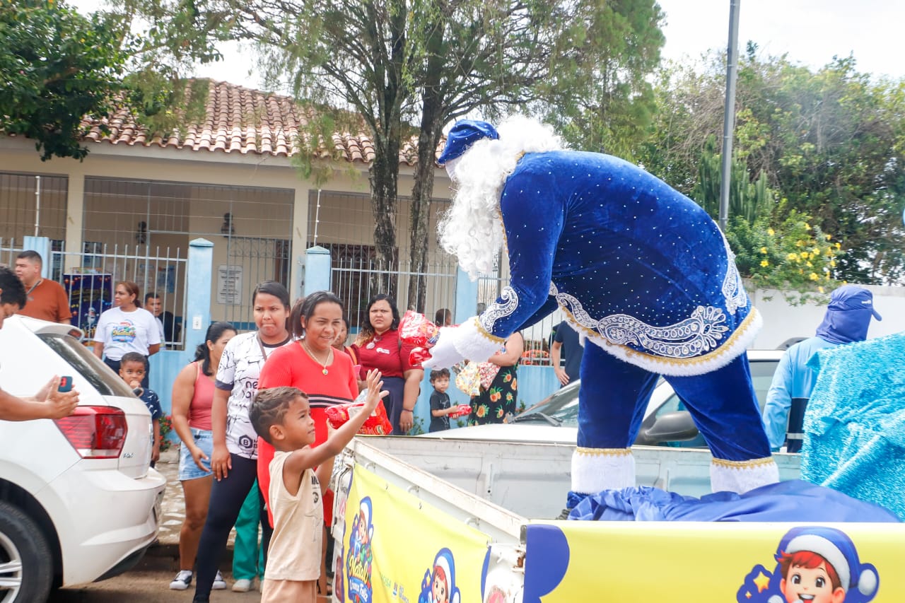 Foto do Papai Noel entregando presentes