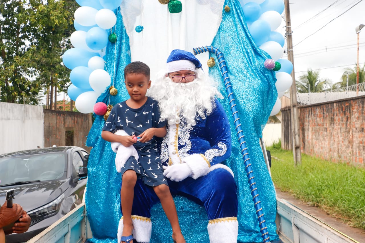 Foto do Papai Noel com uma criança