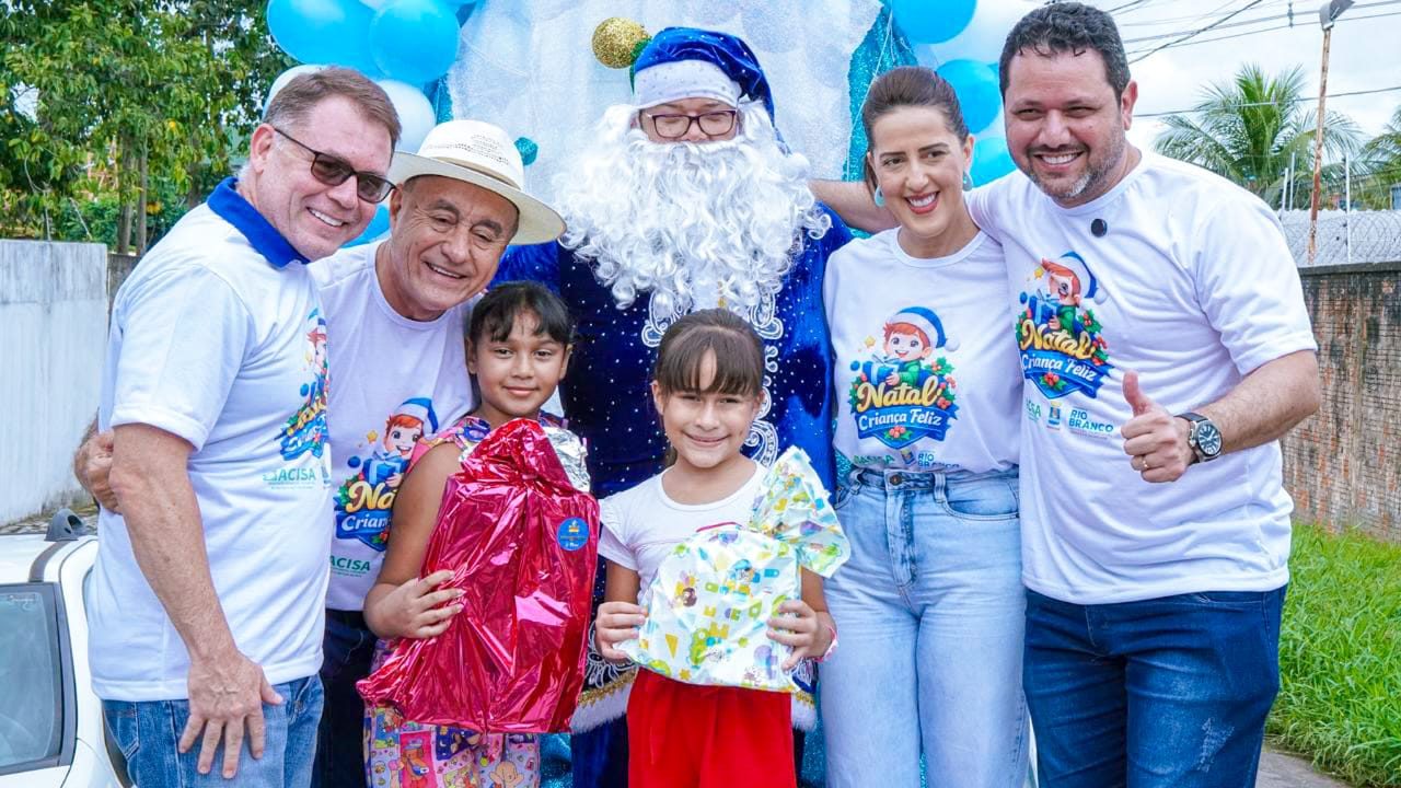 Foto de entrrega de presentes no Cras