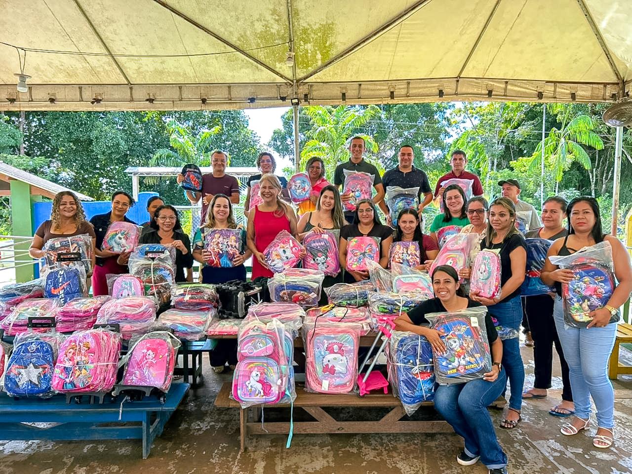 Entrega de mochilas na Zona Rural