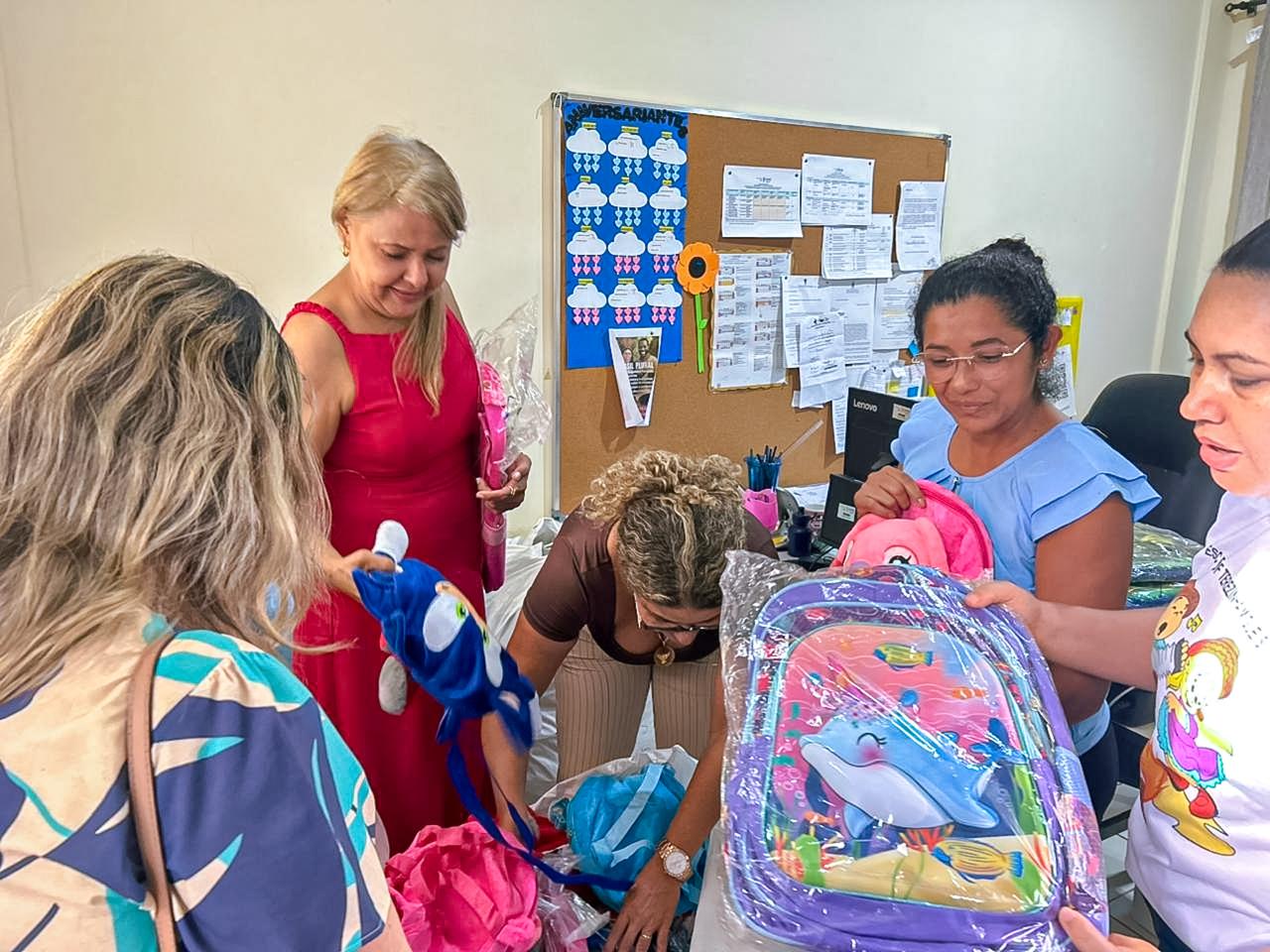 Foto da entrega de Mochilas