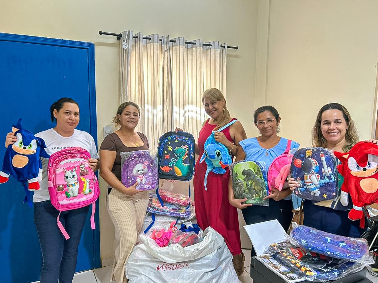 Foto de entrega de mochilas