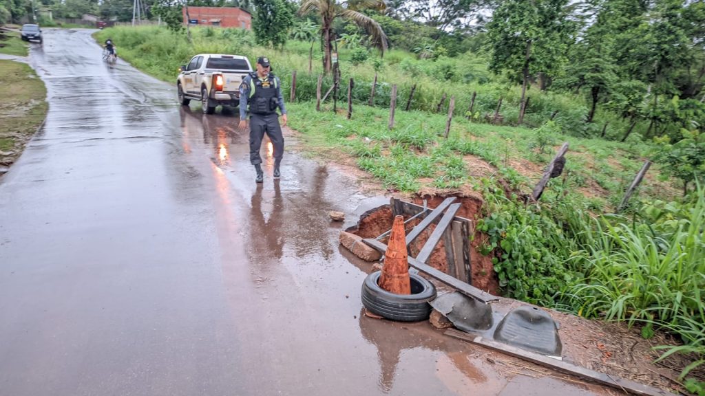 Prefeitura de Rio Branco alerta sobre desmoronamento no Ramal da Cooperativa de Frutas e já atua no local 3 IMG 20251206 WA0106 e1765290846717