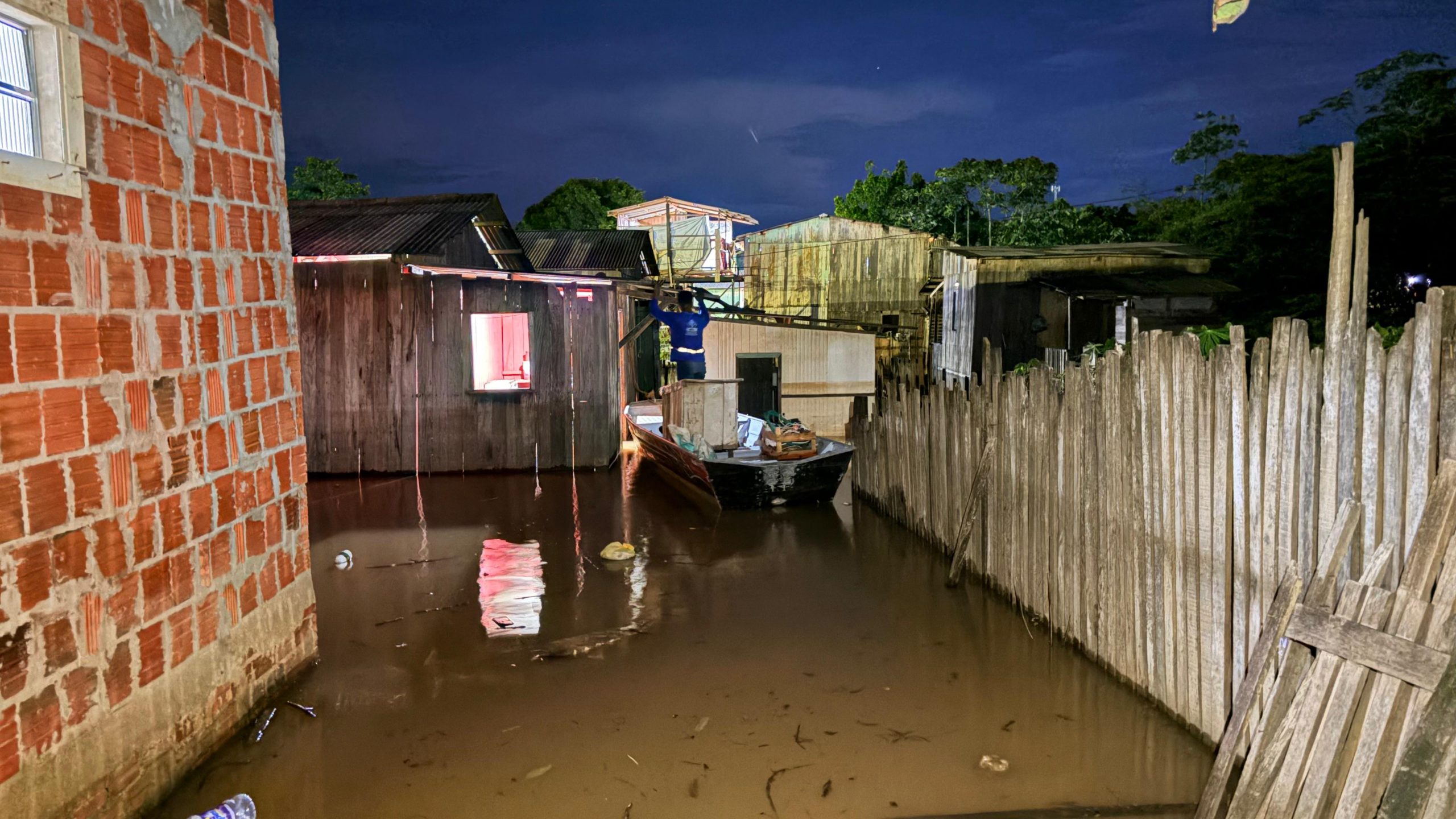 Foto de enchente no bairro Airton Sena