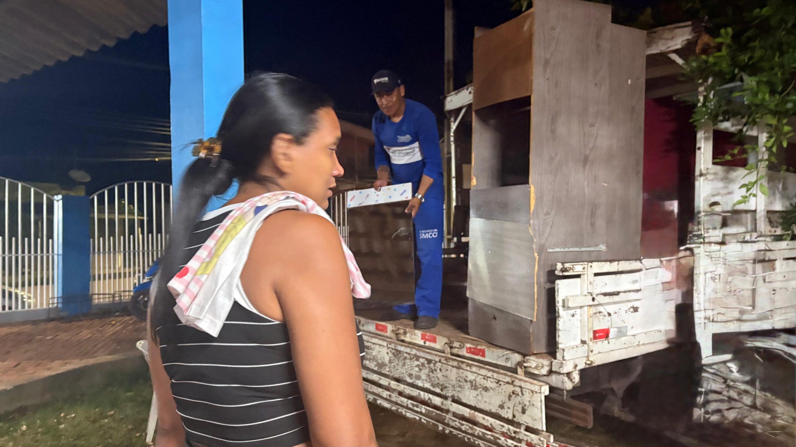 Foto de moradores sendo retirados da Enchente