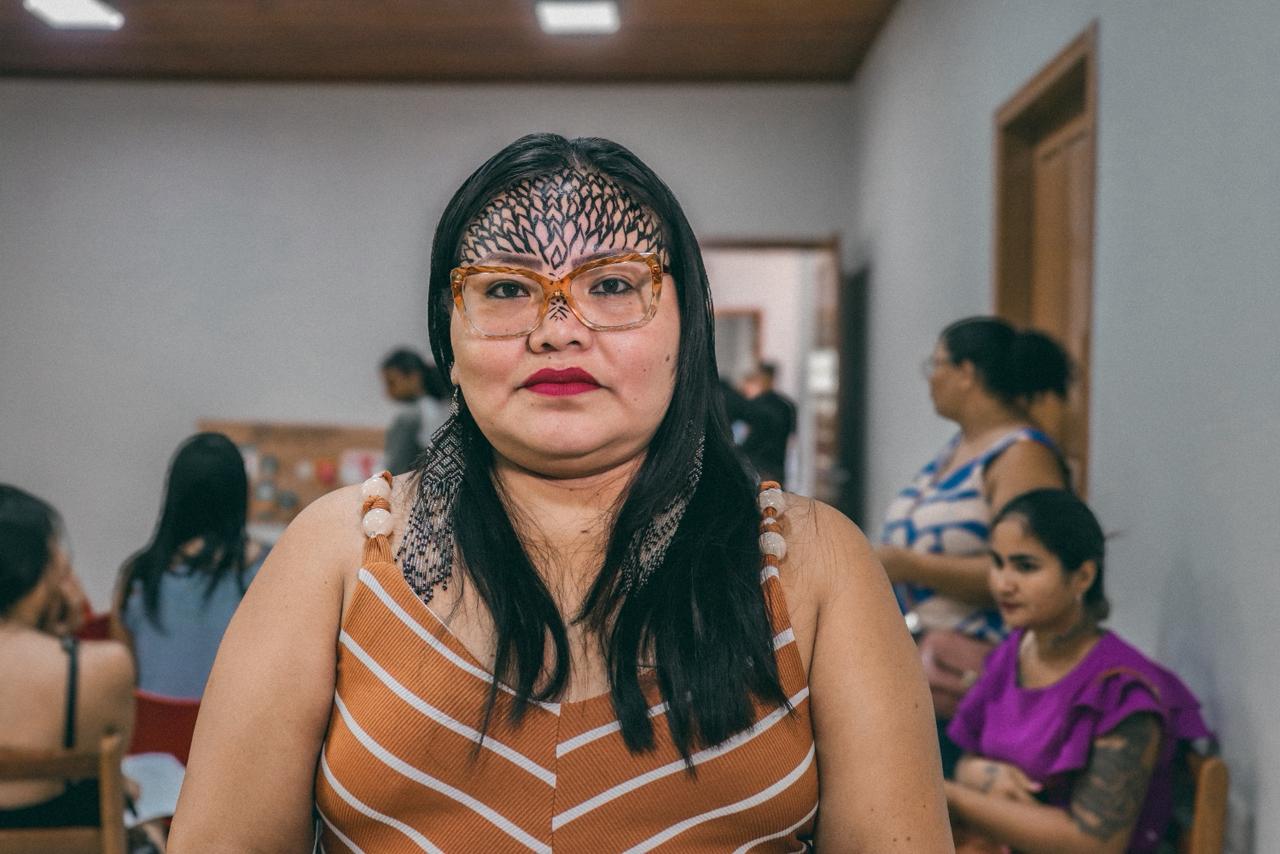 Foto da coordenadora da Organização das Mulheres Indígenas do Acre, Sul do Amazonas e Noroeste de Rondônia (Sitoakore), Xiú Shanenawá