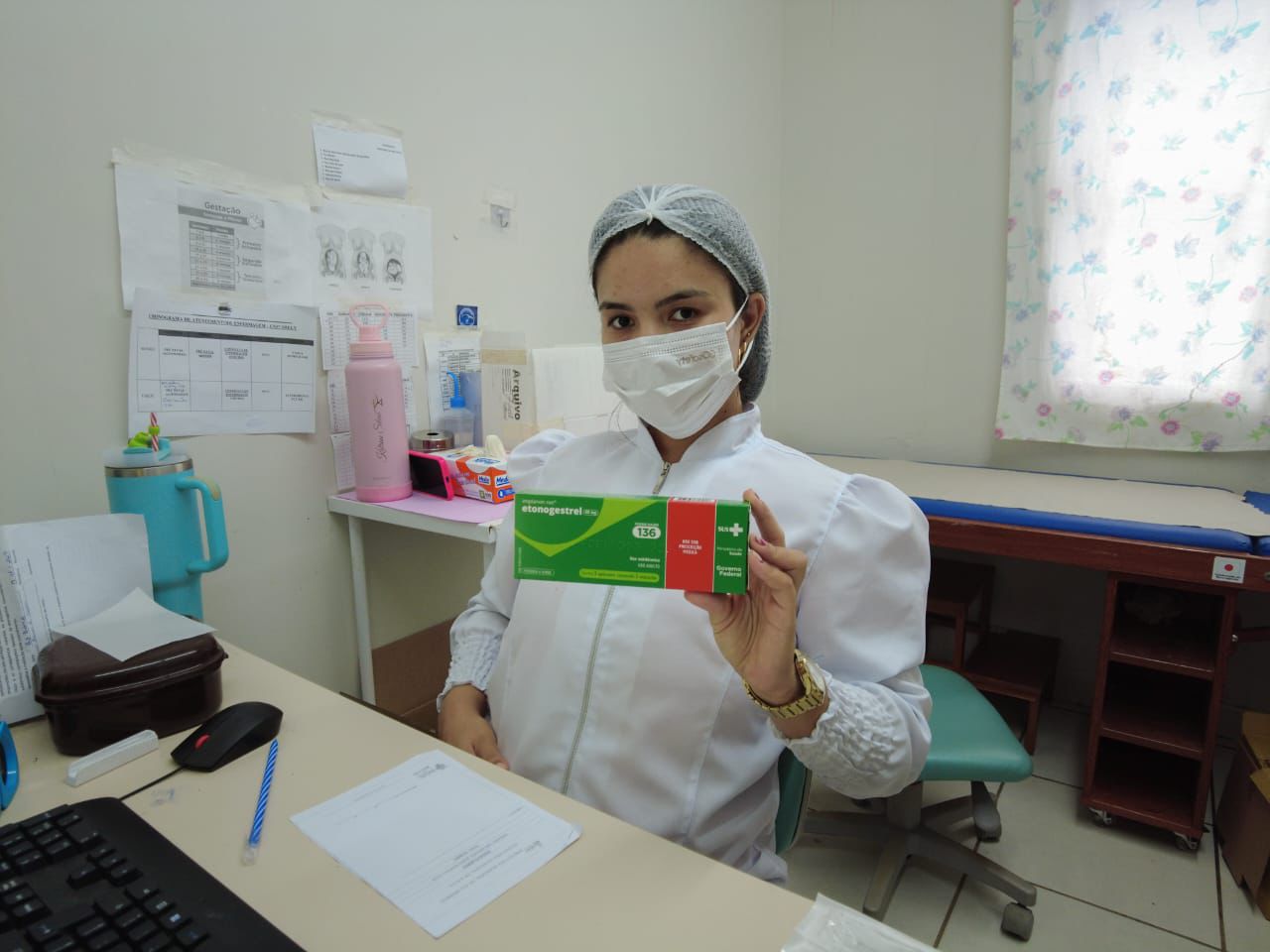 Foto de enfermeira segurando o Implanon