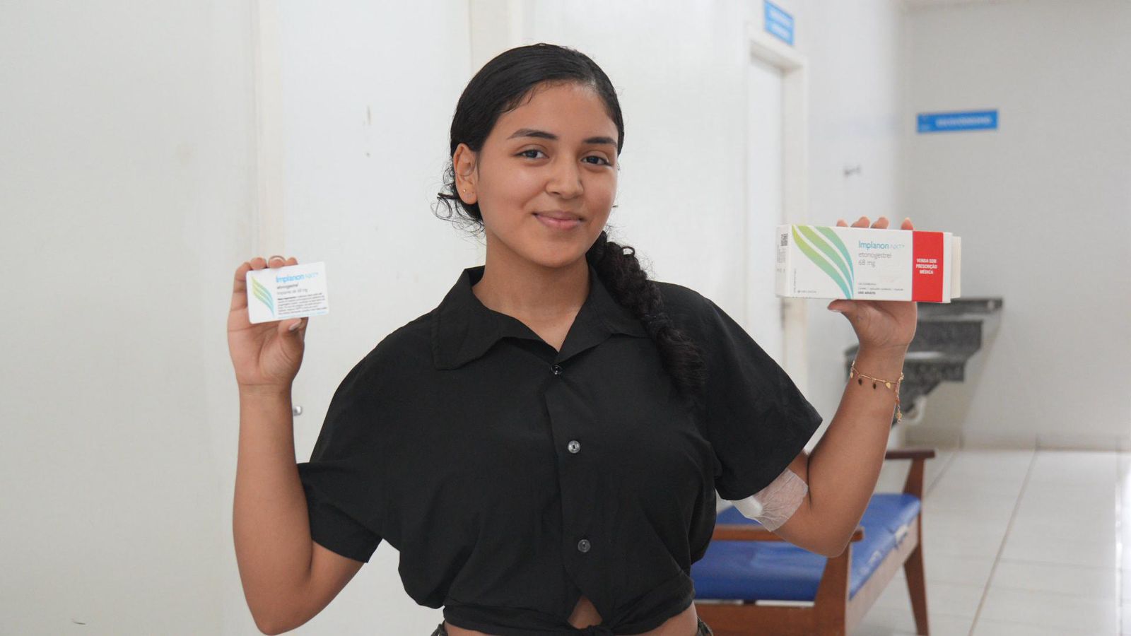 Foto de Camilly da Silva Souza segurando a caixa do Implanon