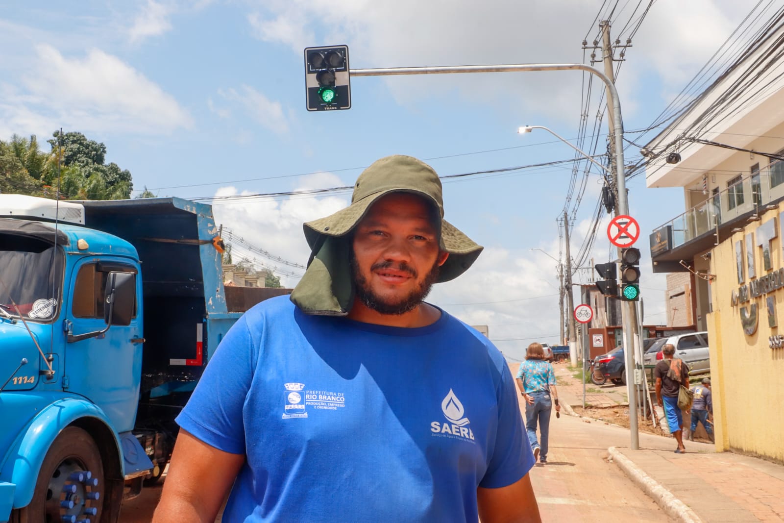 De acordo com Tarcísio Henrique, neste primeiro momento é realizada a escavação e preparação da nova linha de distribuição. (Foto: Marcos Araújo/Secom)