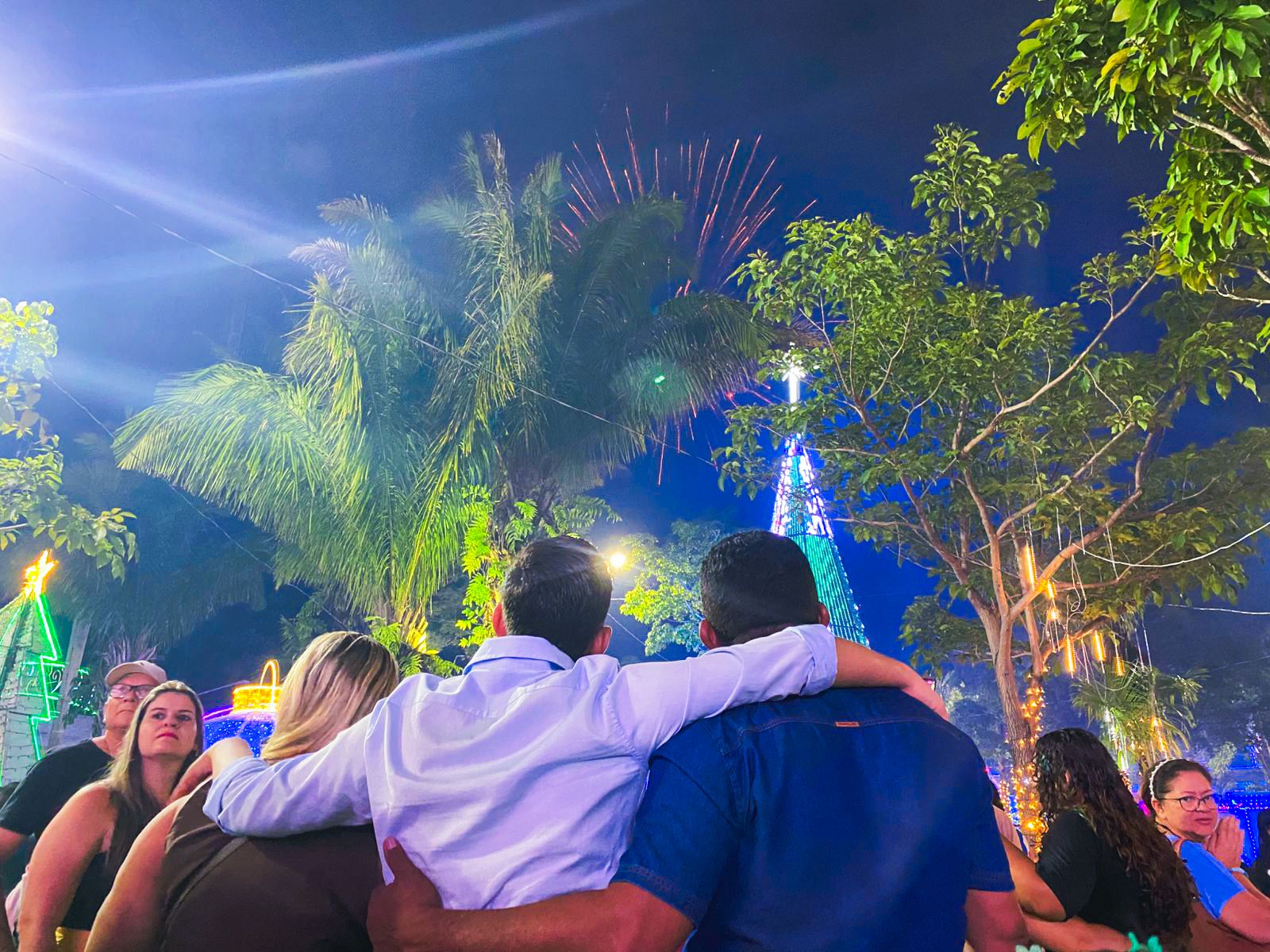 Foto de família observando os fogos de artificio
