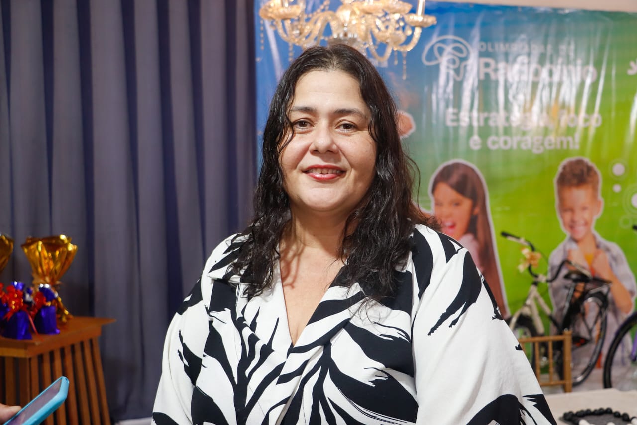 A coordenadora Vilmara Ibernon ressaltou que, ao longo dos anos, é possível observar avanços consistentes na concentração, no trabalho em equipe e no raciocínio lógico dos alunos. (Foto: Secom)