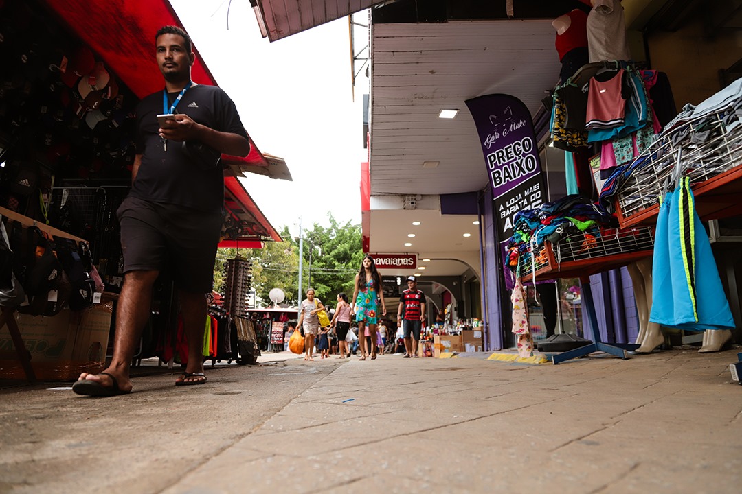 A decisão de antecipar os salários para o dia 19 não só beneficia os servidores, mas também contribui diretamente para o aquecimento do comércio local. (Foto: Val Fernandes/Secom)