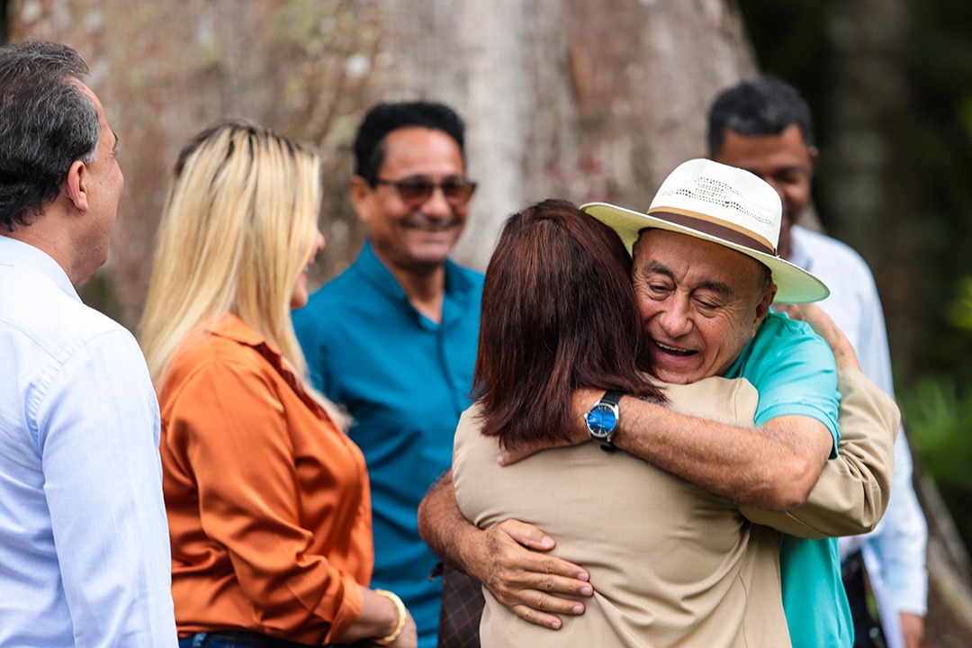 Foto do prefeito de Rio Branco recebendo a conselheira