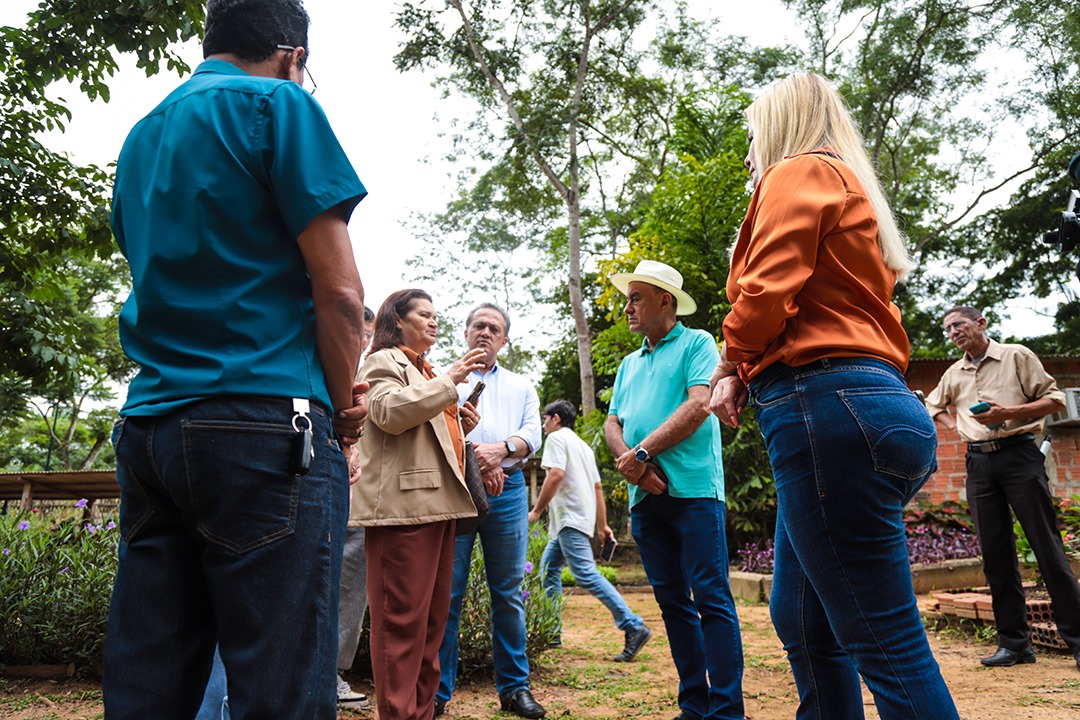 Foto de autoridades e a visita da conselheira Dulce