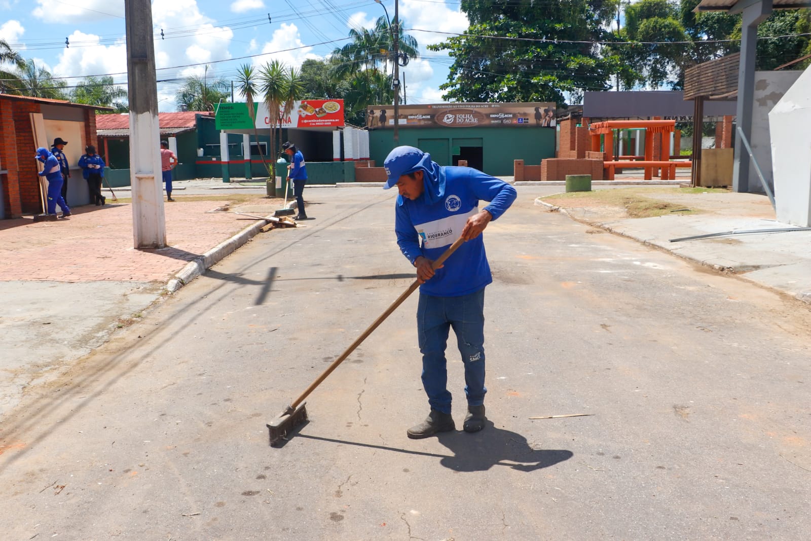 Foto das equipes trabalhando para entregar o parque de Exposições prontos
