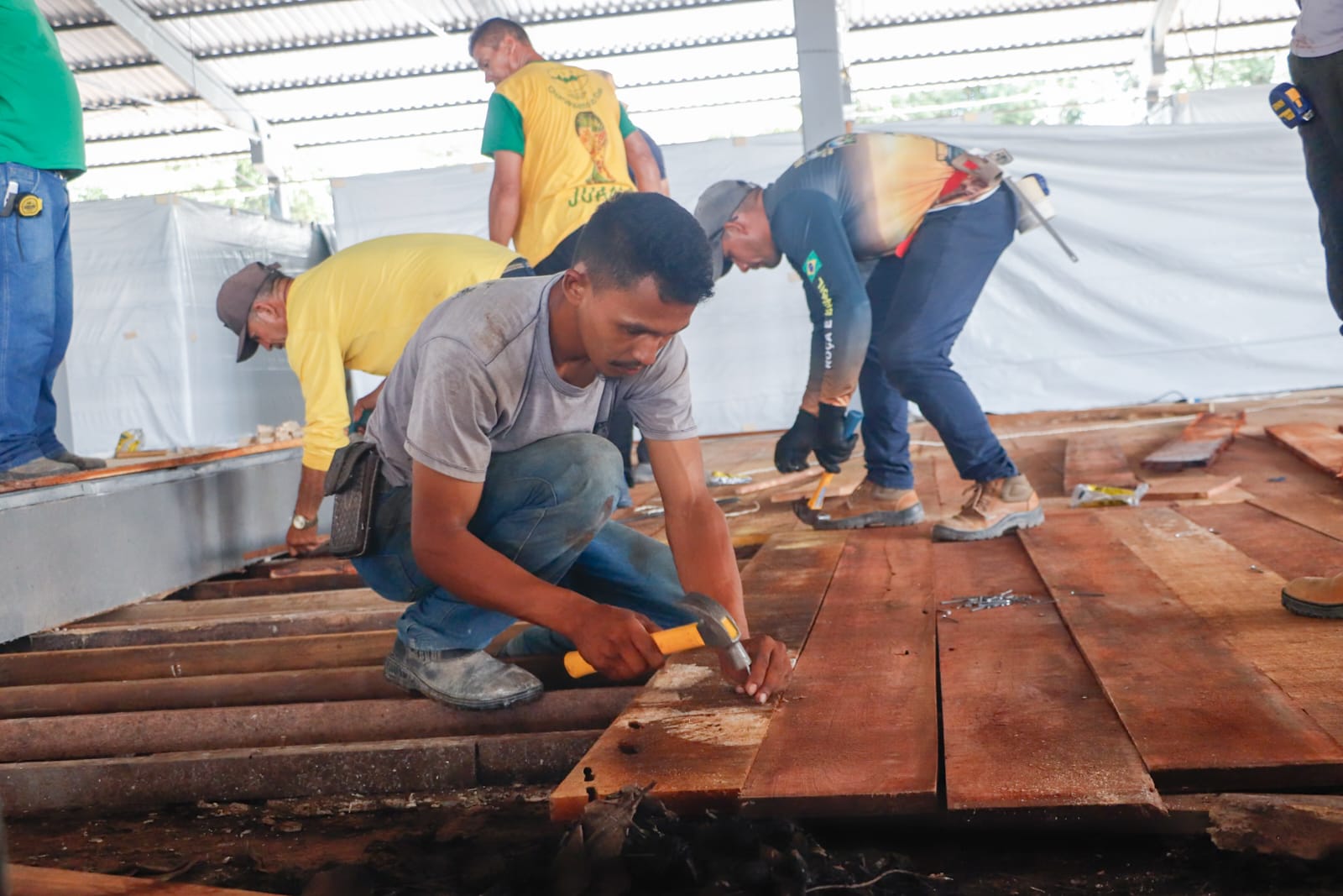 Fotos dos tablados sendo adicionados aos locais de acesso no Parque de Exposições