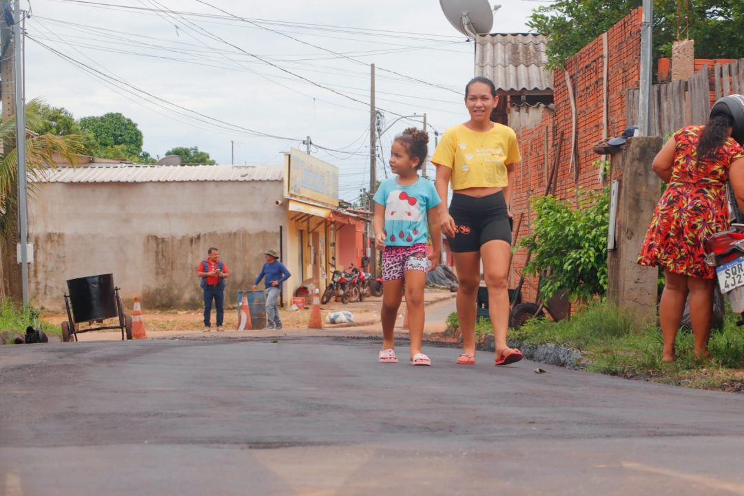 Prefeitura de Rio Branco mantém obras de pavimentação mesmo durante o inverno amazônico