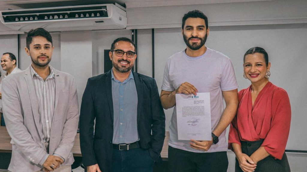 Posse de Novos Servidores da Saude Fotos Vitoria Souza 3 e1764969574636