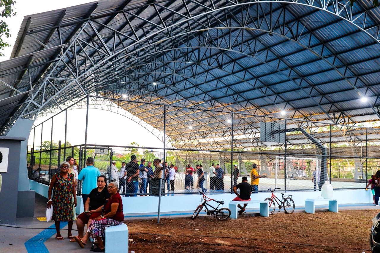 Foto do lado de fora da quadra poliesportiva do Calafate