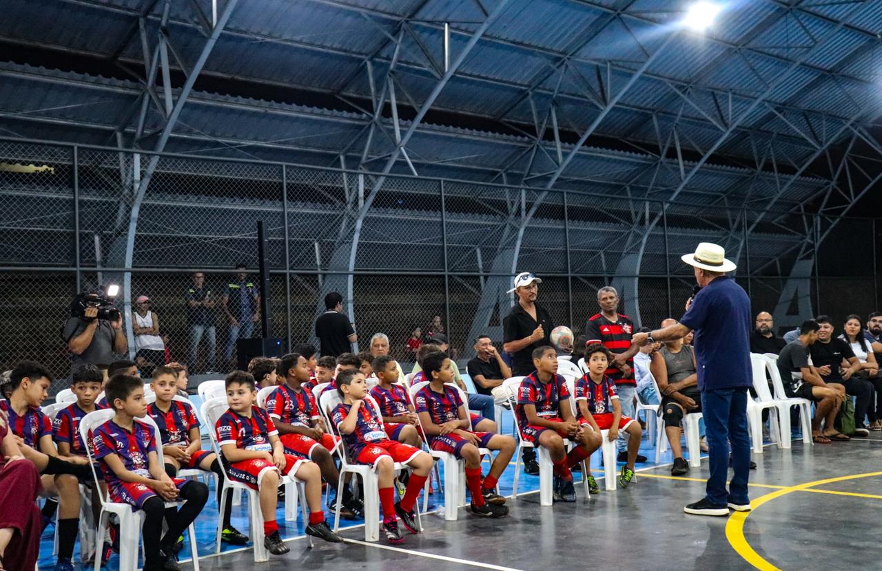 Foto do prefeito Tião Bocalom conversando com moradores e convidados presentes na inauguração da quadra
