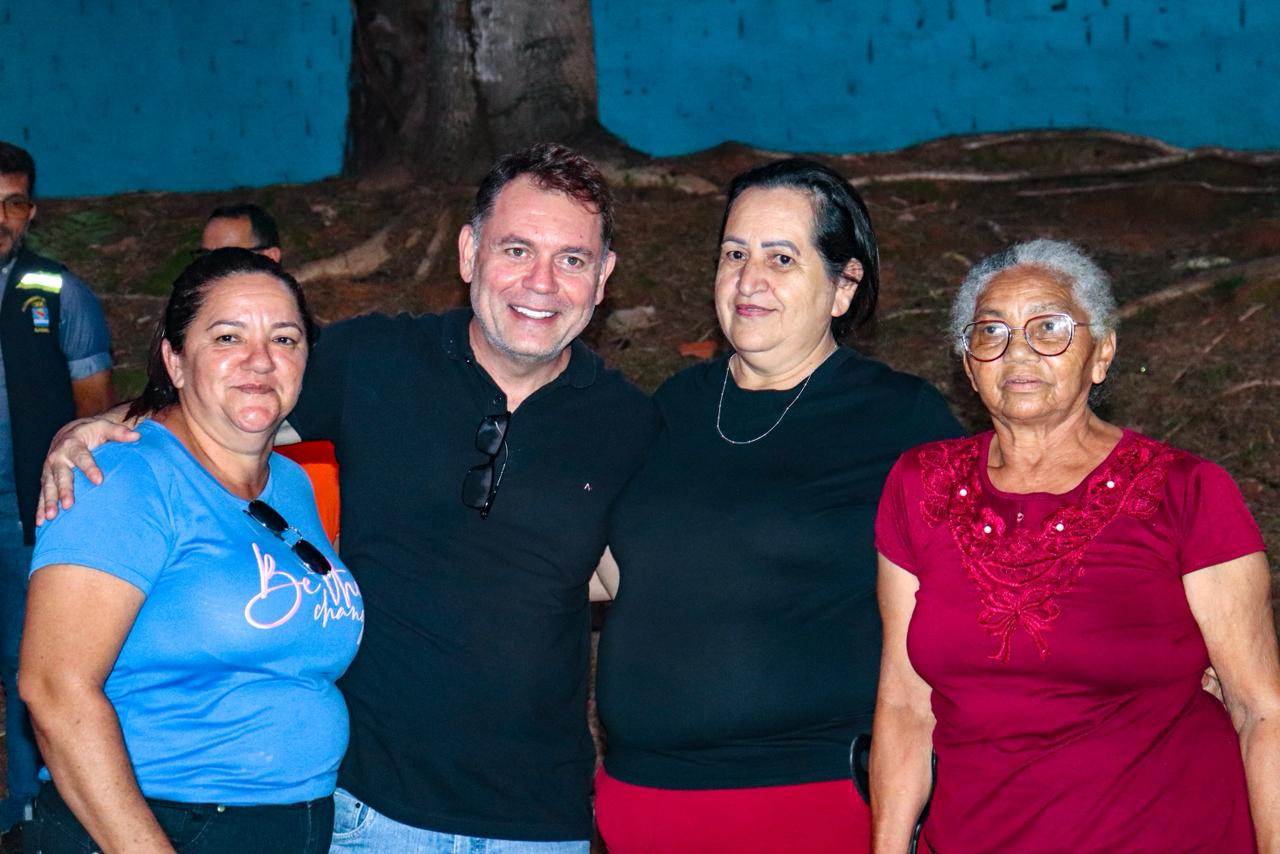 Foto do vice-prefeito Alysson Bestene ao lado de moradoras do bairro