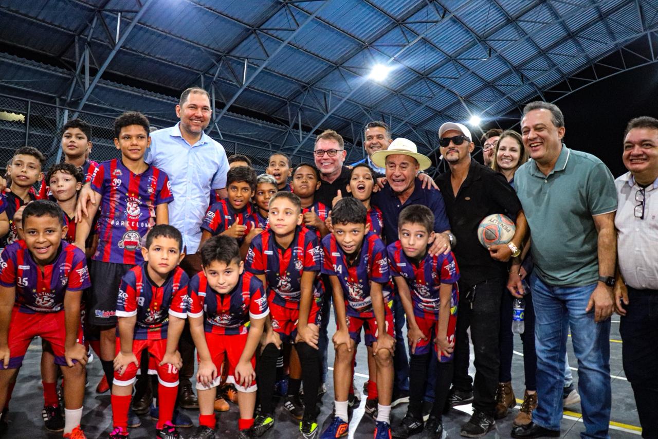 Foto do prefeito com crianças que jogaram na nova quadra