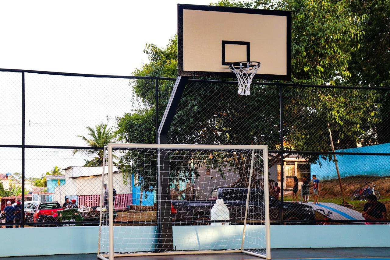 Foto de detalhes da quadra poliesportiva do Calafate