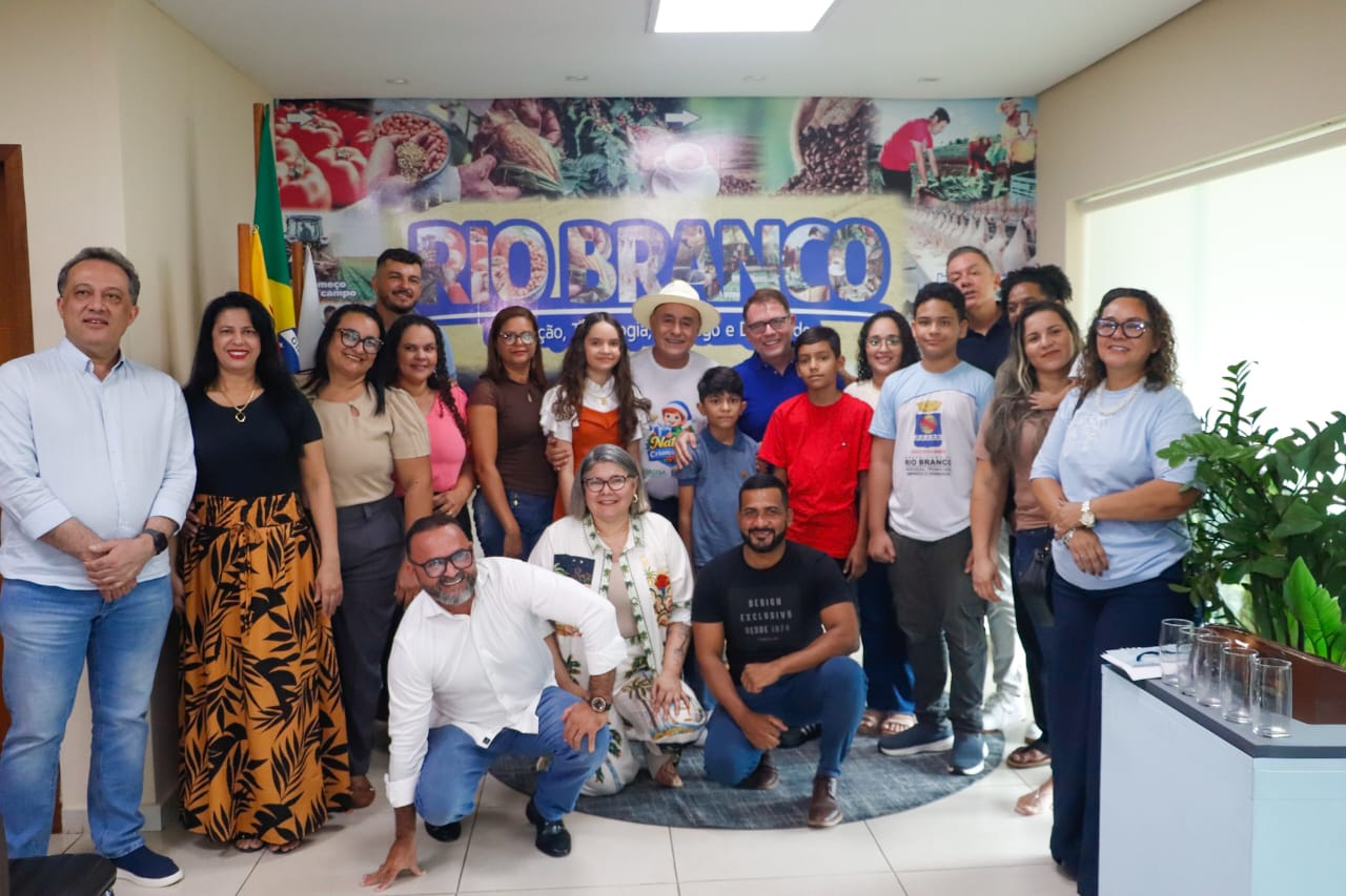 Foto dos alunos com os pais no prefeito