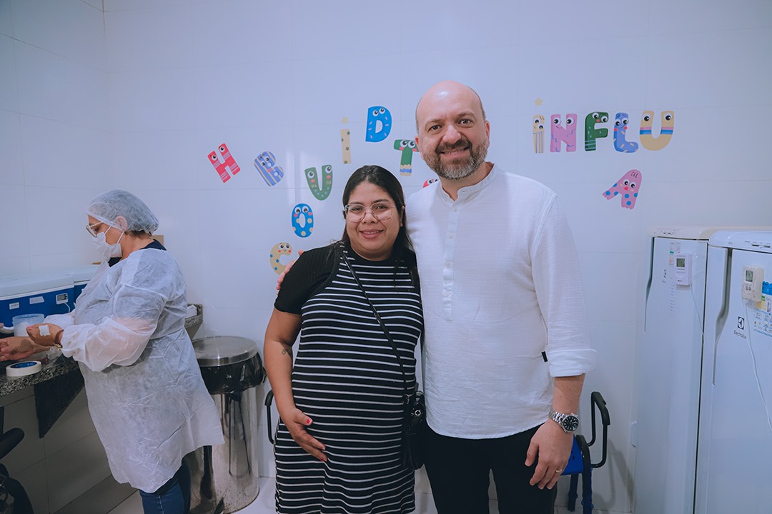 Foto da gestante Eliana e o secretário Rennan Biths