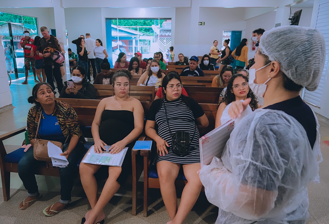 Foto de gestantes aguardando pela vacina