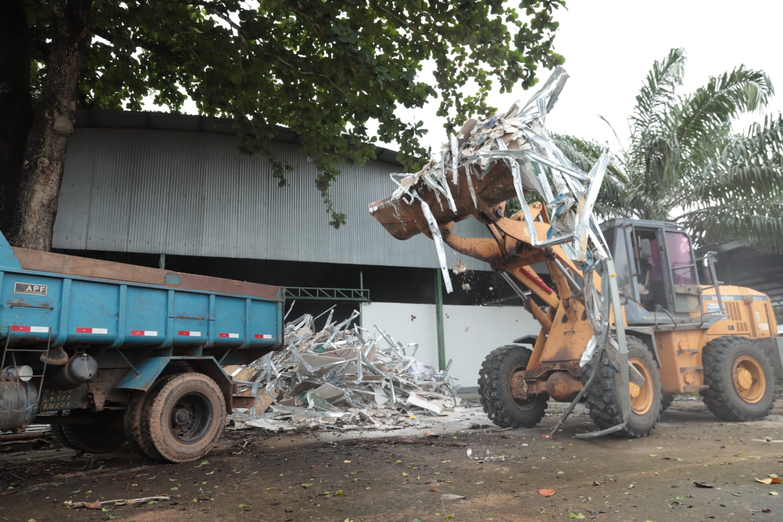 Visita familias em abrigo e acompanha preparacao do Parque de Exposicoes 12