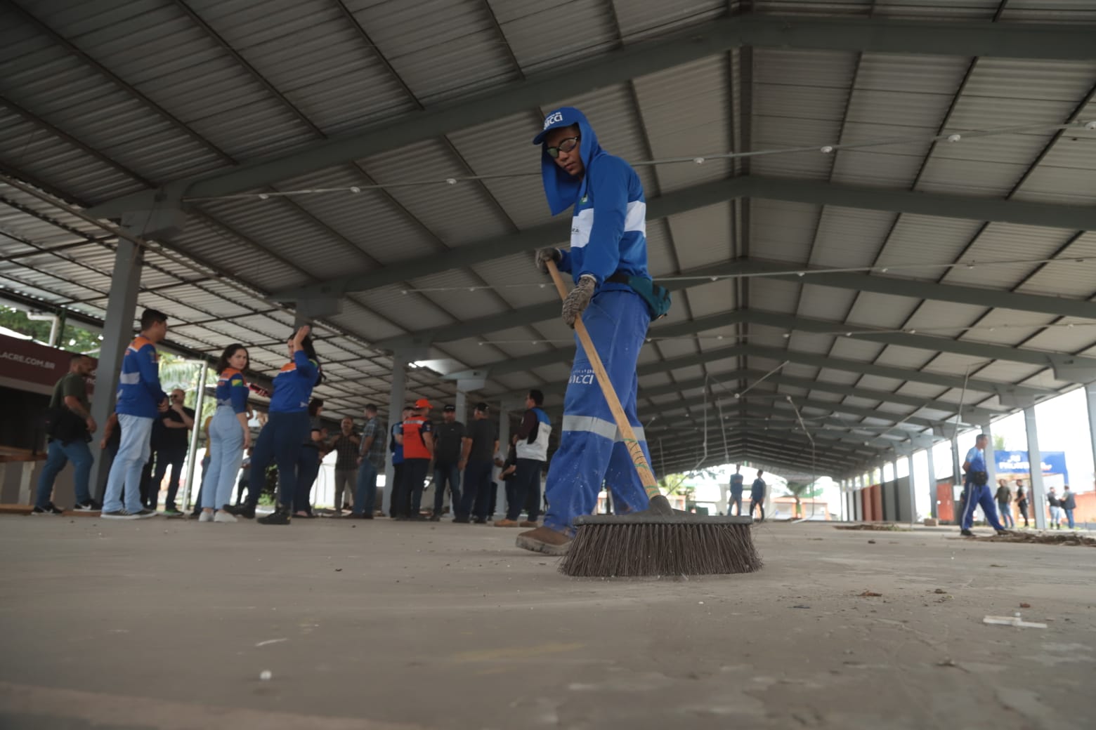 Visita familias em abrigo e acompanha preparacao do Parque de Exposicoes 14