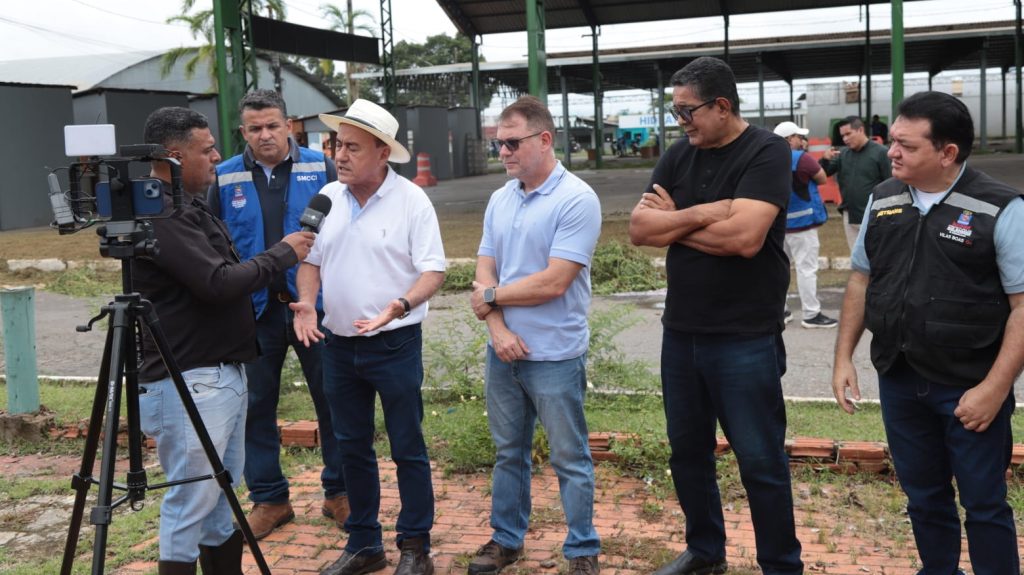Visita familias em abrigo e acompanha preparacao do Parque de Exposicoes 18 e1766951592618