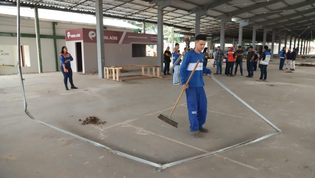 Visita familias em abrigo e acompanha preparacao do Parque de Exposicoes 4 e1766855692731